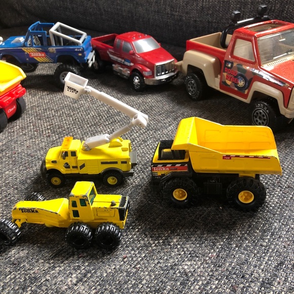 Tonka toy trucks and construction diecast toys in good condition lot of 8 - Picture 2 of 8